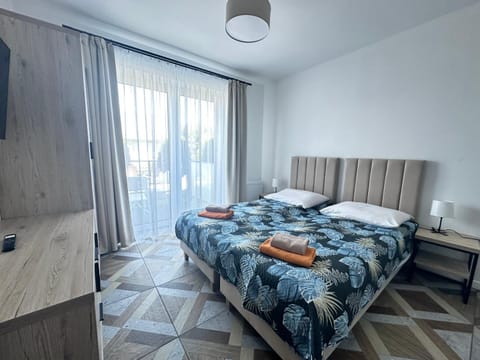 Bed, Photo of the whole room, Seating area, towels