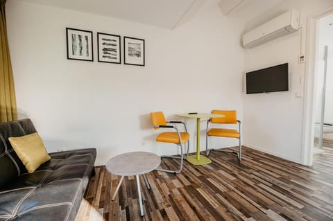 TV and multimedia, Seating area, air conditioner