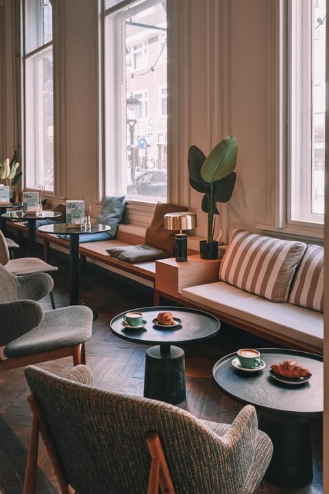 Restaurant/places to eat, Living room, Lounge or bar, Seating area