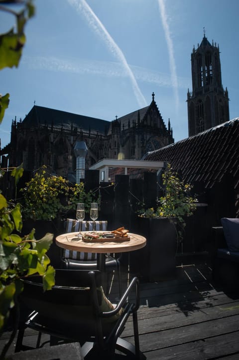 Property building, Day, Balcony/Terrace, Food and drinks, Food