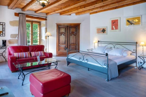 Bed, Living room, Photo of the whole room, Seating area, Bedroom