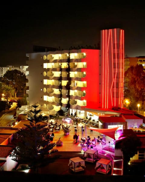 Property building, Facade/entrance, Garden, Balcony/Terrace, Lounge or bar, Decorative detail
