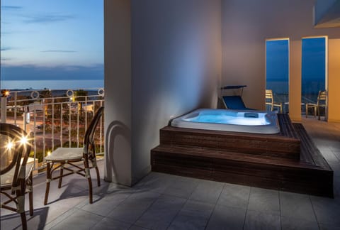 Hot Tub, Balcony/Terrace, Photo of the whole room, Bedroom