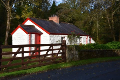 Property building, Facade/entrance, Natural landscape, Floor plan, Street view, Area and facilities
