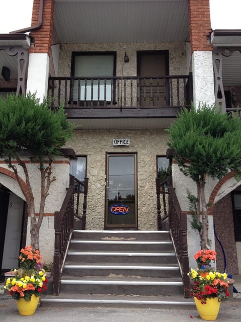 Facade/entrance, Spring