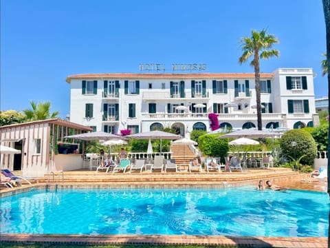 Property building, Restaurant/places to eat, Day, Garden view, Pool view, Swimming pool, Breakfast, sunbed