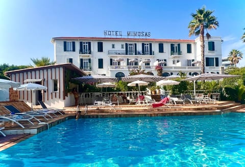 Property building, Patio, Restaurant/places to eat, Day, Garden, Lounge or bar, Garden view, Pool view, Swimming pool, sunbed