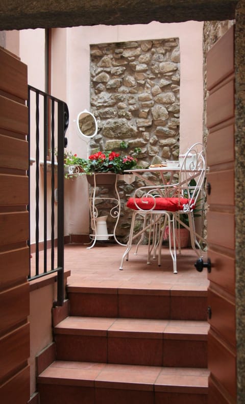 Facade/entrance, On site, Inner courtyard view