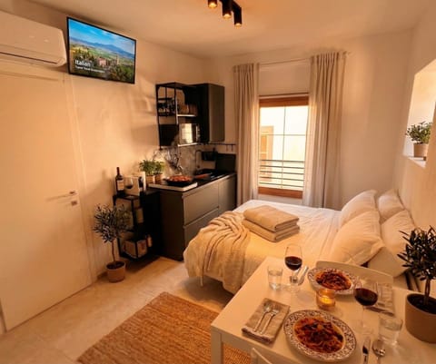 Bed, TV and multimedia, Coffee/tea facilities, Kitchen or kitchenette, Living room, Bedroom, air conditioner