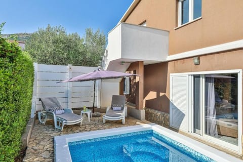 Patio, Swimming pool, sunbed