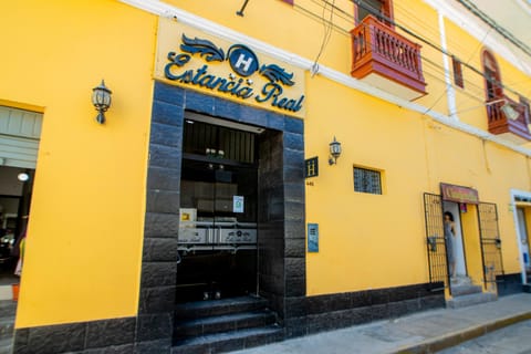 Facade/entrance