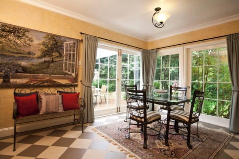 Kitchen or kitchenette, Decorative detail, Dining area