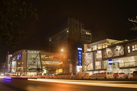 Property building, Facade/entrance, Bird's eye view, Landmark view, Street view