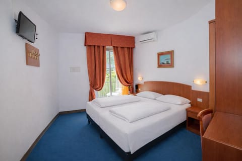 Bed, Bedroom, air conditioner