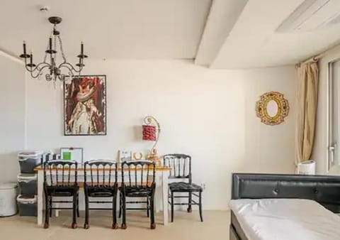 Bed, Living room, Seating area, Dining area