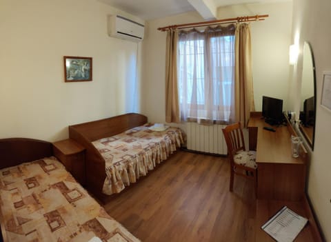 Communal lounge/ TV room, Bed, TV and multimedia, Photo of the whole room, Evening entertainment, Bedroom, air conditioner