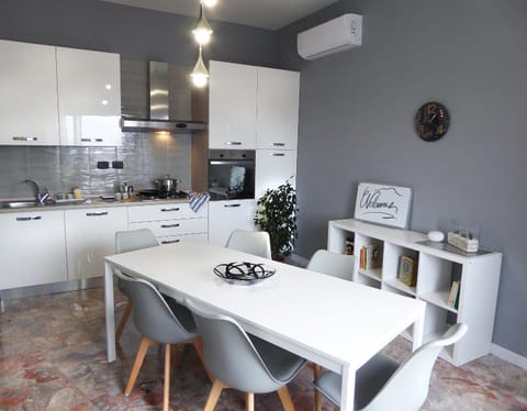 TV and multimedia, Coffee/tea facilities, Kitchen or kitchenette, Communal kitchen, City view, Landmark view, Street view