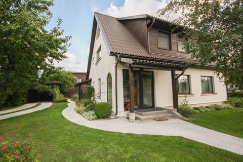 Property building, Facade/entrance, Day, Garden, Garden view