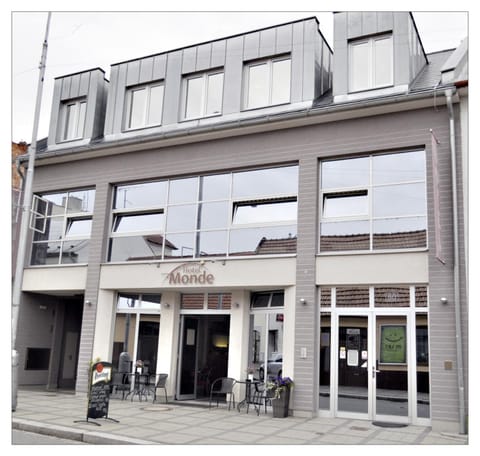 Property building, Restaurant/places to eat, Facade/entrance, Bed, Day, Breakfast