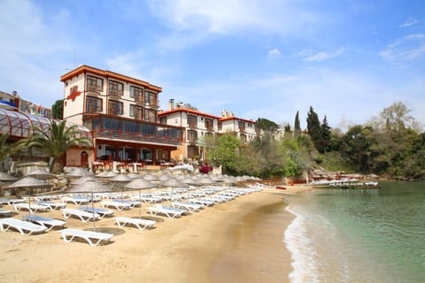 Property building, Facade/entrance, Day, Natural landscape, Beach, Sea view