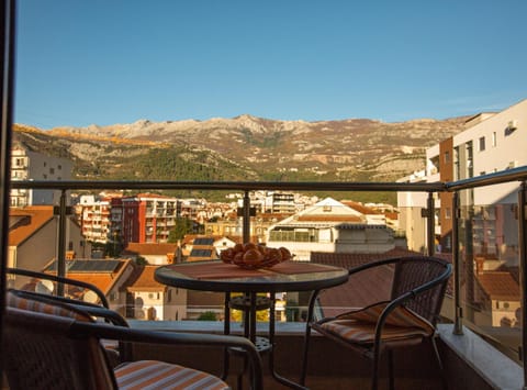 Balcony/Terrace, City view, Mountain view