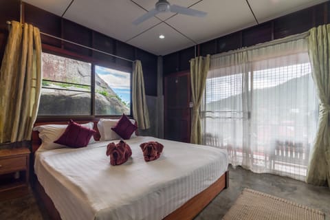 Bed, Day, TV and multimedia, View (from property/room), Balcony/Terrace, Seating area, Bedroom, City view, Street view, Area and facilities, Time of day