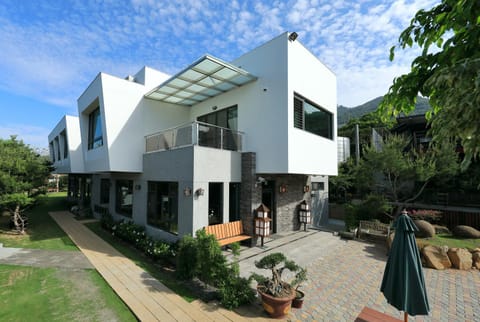 Property building, Patio, Spring, Day, Garden, Garden view