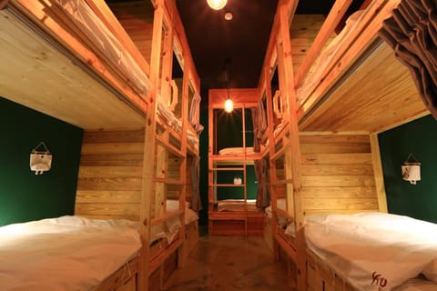 Photo of the whole room, Decorative detail, bunk bed