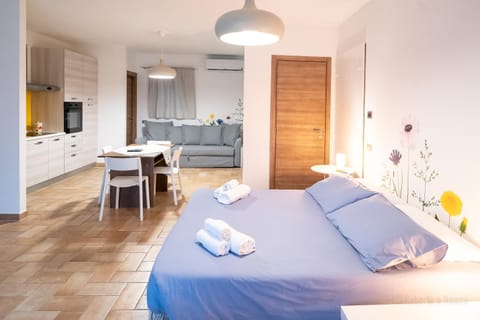 Bed, Kitchen or kitchenette, Photo of the whole room, Dining area, Bedroom