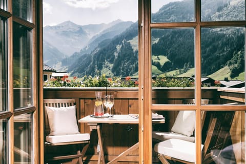 Day, Natural landscape, View (from property/room), Balcony/Terrace, Seating area, Mountain view