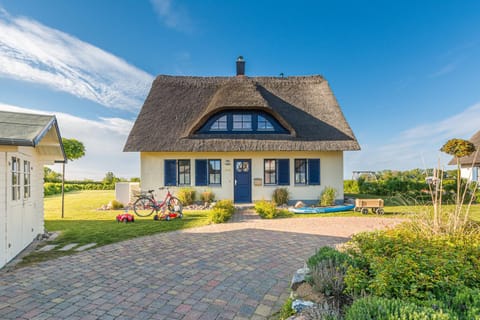 Property building, Facade/entrance, Spring, Day, Summer, Garden, Garden view, Parking