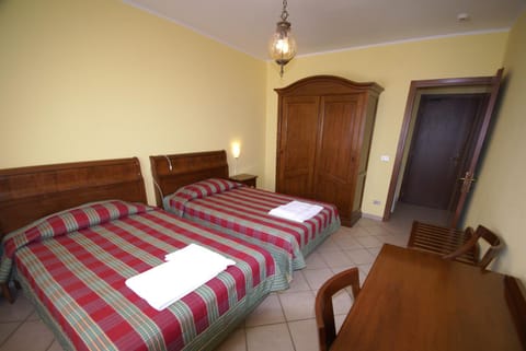 Shower, Bed, Bathroom, Balcony/Terrace, Photo of the whole room, Bedroom, Pets