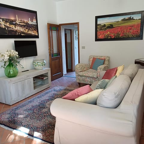 TV and multimedia, Living room, Seating area, Evening entertainment