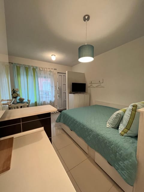 Bed, Dining area, Bedroom