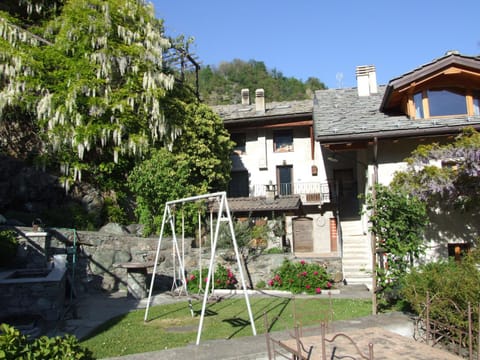 Le Rocher House in Châtillon