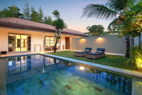 Property building, Patio, Garden, Garden view, Pool view, Swimming pool, sunbed
