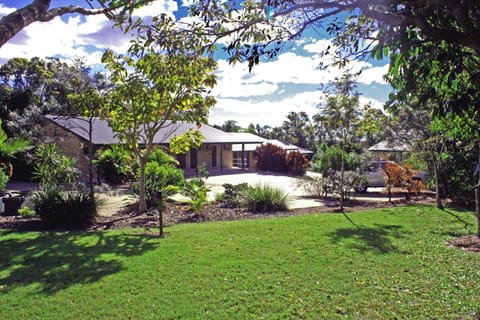 Facade/entrance, Area and facilities