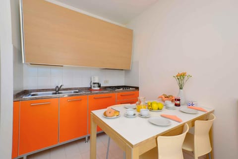 Coffee/tea facilities, Dining area