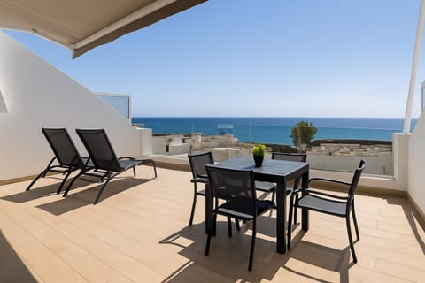 Natural landscape, Solarium, Balcony/Terrace, Balcony/Terrace, Dining area, Sea view, sunbed