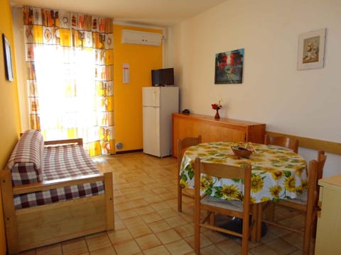 Balcony/Terrace, Living room, Seating area, Dining area, air conditioner