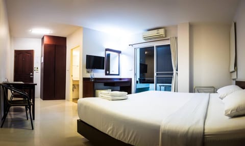 Bed, Bathroom, TV and multimedia, Photo of the whole room, Bedroom, hair dresser, air conditioner