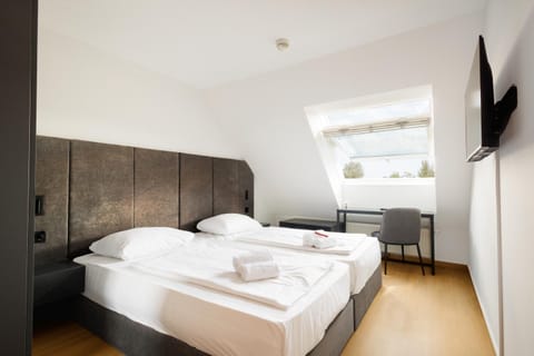 Bed, TV and multimedia, Photo of the whole room, Bedroom, towels