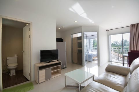 TV and multimedia, Kitchen or kitchenette, Living room, Decorative detail, Seating area, Dining area, Bedroom, Area and facilities