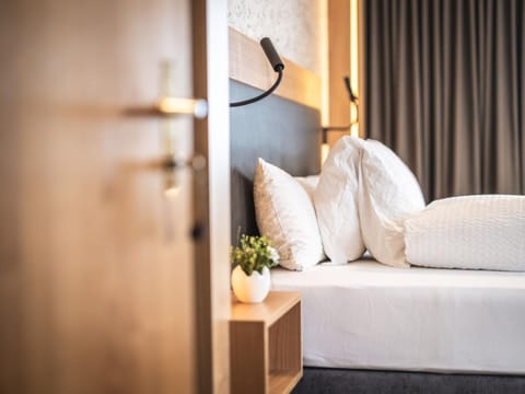 Photo of the whole room, Guests