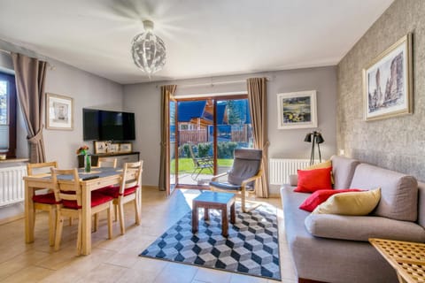 Bed, Day, Neighbourhood, Natural landscape, Summer, Garden, Garden, TV and multimedia, Balcony/Terrace, Balcony/Terrace, Living room, Photo of the whole room, Seating area, Dining area, On site, Garden view
