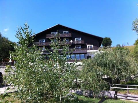Property building, Day, Natural landscape, Summer, On site, Garden view, Mountain view, River view, Street view