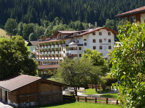 Facade/entrance, Summer, Area and facilities