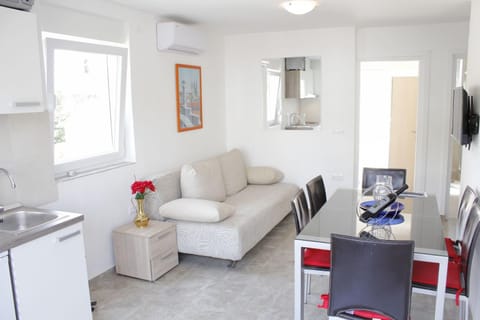 Coffee/tea facilities, Kitchen or kitchenette, Living room, Dining area
