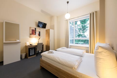 Bed, TV and multimedia, Photo of the whole room