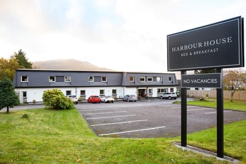 Facade/entrance, Logo/Certificate/Sign, Street view, Parking